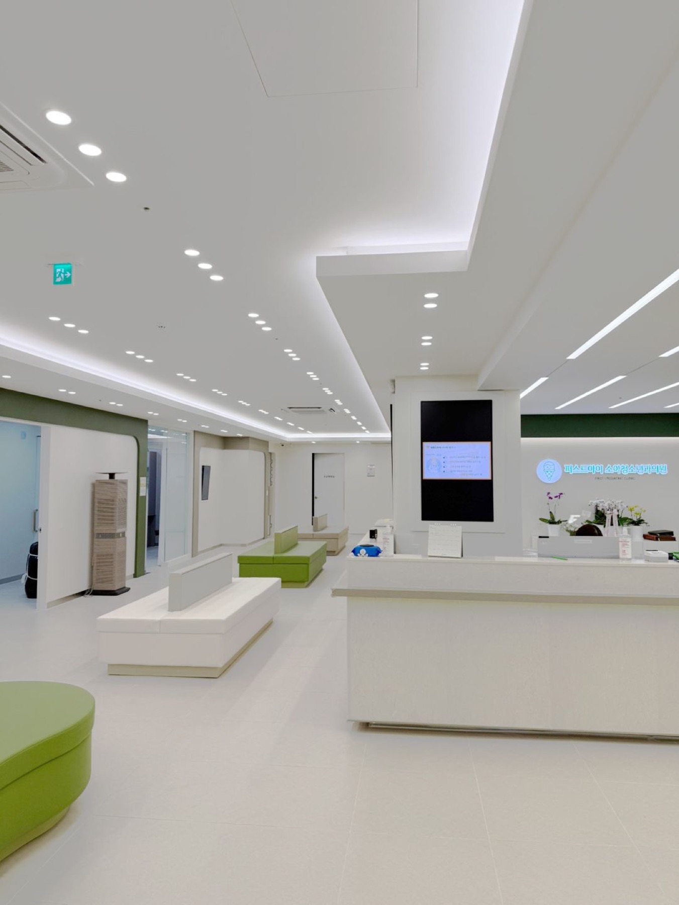 퍼스트아이소아청소년과 접수대와 대기 공간
