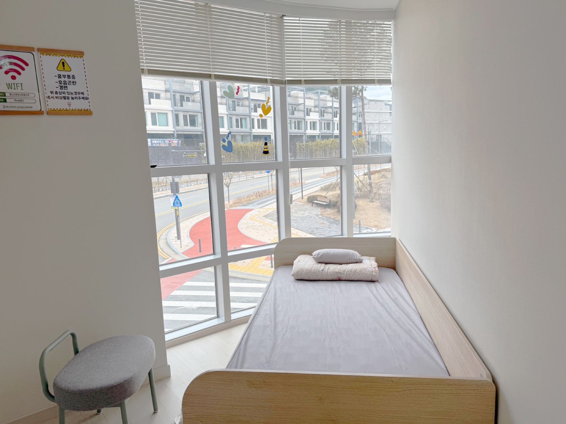 큰 창과 침대가 있는 독립 1인 수액실