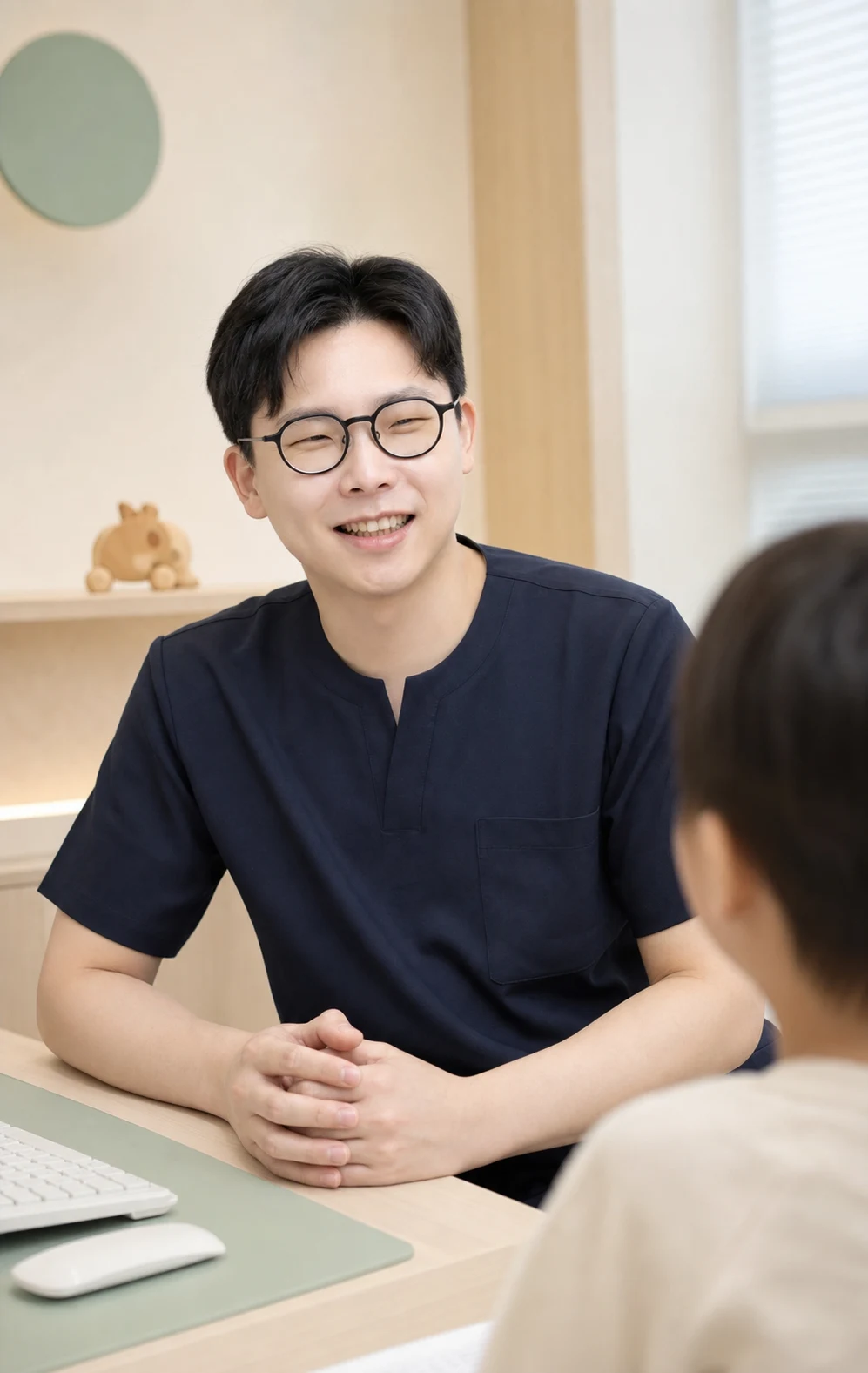 아이의 이야기를 듣고 있는 진철 대표원장